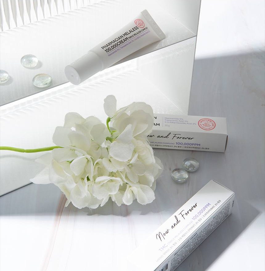Pharmacian MELALESS 100,000 cream with white flowers