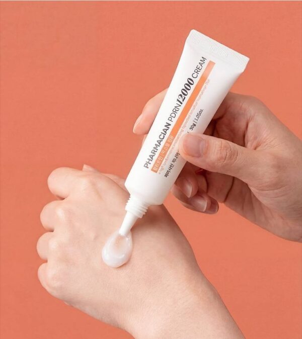 Applying Pharmacian PDRN12000 cream to the back of the hand Applying Pharmacian PDRN12000 cream to the back of the hand